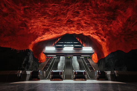foto van roltrap, roltrappen onder de grot, roltrap, stappen, ondergronds, metro, vervoer, architectuur, geen mensen, ingebouwde structuur, reizen, rood, verlicht, wijze van transport, binnenshuis, reisbestemmingen, leeg, kunst cultuur en entertainment, natuur, stoel, nacht, openbaar vervoer, afwezigheid, stad, stadium, 4K, CC0, publiek domein, royaltyvrij