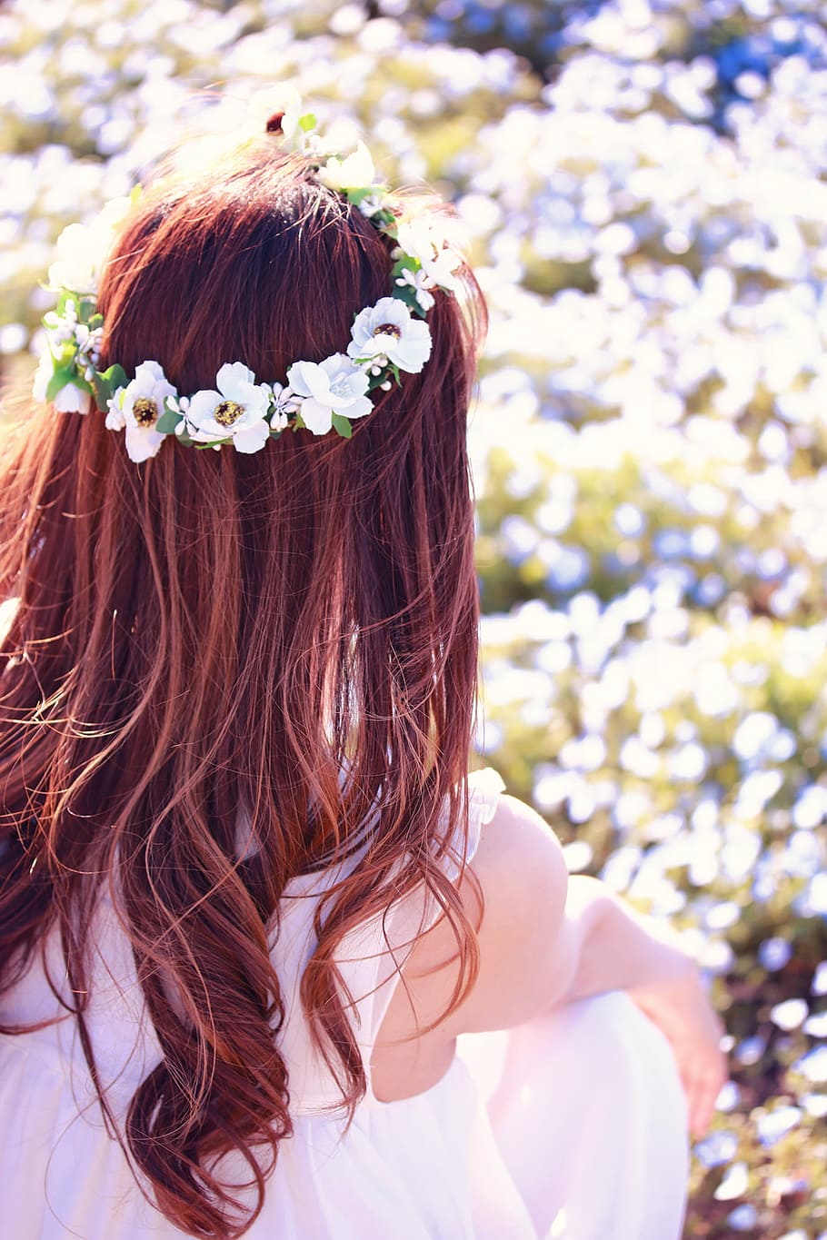 donna, indossare, bianca, corona di fiori, fiore bianco, corona, donne, natura, bellissimo, bellezza, fiore, femmine, all'aperto, una persona, estate, moda, Capello umano, persone, giovane adulto, etnia caucasica, volto umano, adulto, primavera, ritratto, capelli lunghi, sensualità, fascino, carina, solo donne, testa Rossa, solo una donna, solo una giovane donna, acconciatura, capelli, pianta fiorita, persone reali, pianta, colpo alla testa, stili di vita, attività di svago, capelli castani, concentrarsi sulle conoscenze acquisite, bellezza nella natura, bella donna, indossando fiori, testa di fiore, 1080P