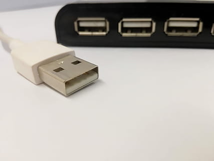 USB, technologie, plug, computer, kabel, plug, computer, verbinding, computer accessoires, geheugen, datakabel, gegevensverwerking, data overdracht, hardware, aansluiten, overdracht, geen mensen, communicatie, detailopname, dag, binnenshuis, studio opname, kopie ruimte, stilleven, witte kleur, aantal, witte achtergrond, enkel object, Draadloze technologie, tafel, tekst, uitrusting, hoge hoekmening, elektriciteit, controle, elektrische apparatuur, keypad, stroomvoorziening, 4K, CC0, publiek domein, royaltyvrij