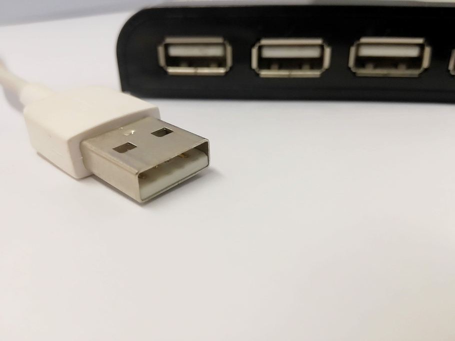 USB, tecnologia, spina, computer, cavo, spina, computer, connessione, accessori per computer, memoria, cavo dati, elaborazione dati, trasferimento dati, hardware, Collegare, trasferimento, nessuno, comunicazione, avvicinamento, giorno, in casa, girato in studio, copia spazio, natura morta, Colore bianco, numero, sfondo bianco, singolo oggetto, tecnologia wireless, tavolo, testo, attrezzatura, vista dall'alto, elettricità, controllo, materiale elettrico, tastiera, Alimentazione elettrica, 4K