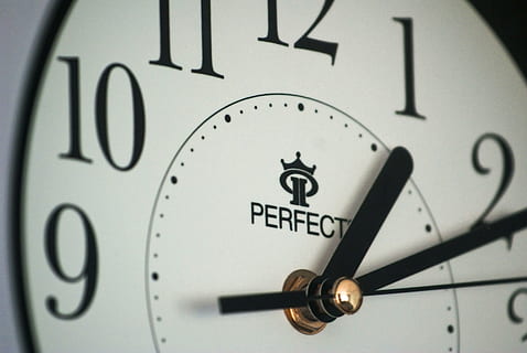 bianca, nero, perfezionare, orologio analogico, visualizzazione, 01:11, orologio, macro, suggerimenti, tempo, minuto, scudo orologio, misurazione del tempo, tempo trascorso, suggerimenti per l'orologio, numero, avvicinamento, nessuno, in casa, testo, comunicazione, mano minuta, lancetta dell'orologio, strumento del tempo, messa a fuoco selettiva, sceneggiatura occidentale, quadrante, fotogramma intero, tecnologia, precisione, sfondi, singolo oggetto, valutare, lancetta delle ore, metro - strumento di misura, 4K, CC0, dominio pubblico, privo di copyright