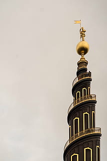 fotografia di vista di occhio di vermi, grigio, calcestruzzo, struttura, nero, Torre, ottone, plated, uomo, scultura, superiore, tramonto, architettura, costruzione, infrastruttura, grattacielo, cielo, Chiesa, storia, nessuno, color oro, religione, esterno dell'edificio, oro, giorno, all'aperto, avvicinamento, struttura costruita, Inquadratura dal basso, credenza, luogo di culto, spiritualità, destinazioni di viaggio, natura, copia spazio, viaggio, cielo sereno, guglia, 4K, CC0, dominio pubblico, privo di copyright