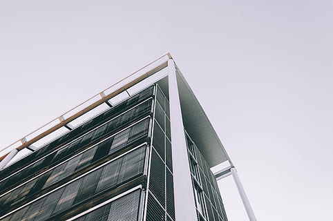 grigio, bianca, costruzione, architettura, infrastruttura, Torre, moderno, vetro - materiale, struttura costruita, scena urbana, esterno dell'edificio, edificio per uffici, finestra, riflessione, acciaio, Inquadratura dal basso, cielo, cielo sereno, copia spazio, nessuno, giorno, natura, città, metallo, edificio per uffici esterno, ufficio, alto - alto, ringhiera, all'aperto, grattacielo, caratteristica dell'edificio, 4K, CC0, dominio pubblico, privo di copyright