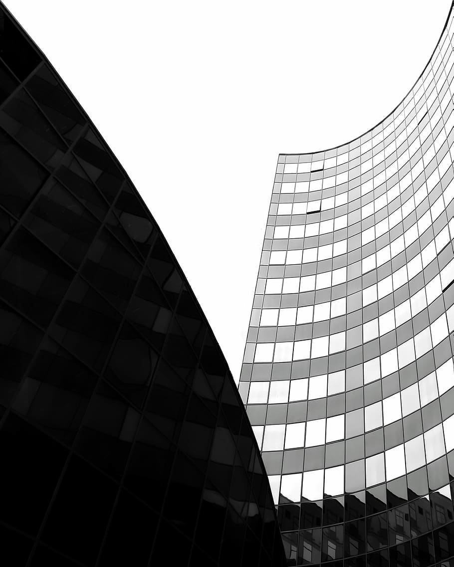 edificio de gran altura gris, gris, edificio de vidrio, cielo, edificio, sombra, resumen, formas, en blanco y negro, estructura construida, arquitectura, exterior del edificio, vista de ángulo bajo, moderno, ciudad, material de vidrio, edificio de oficinas exterior, oficina, modelo, nadie, día, cielo limpio, diseño, al aire libre, naturaleza, destinos de viaje, rascacielos, vaso, techo, 2K