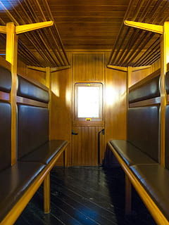 cabina, carro, scomparto, treno, viaggio, vecchio, auto, Vintage ▾, finestra, vuoto, in casa, architettura, nessuno, assenza, soffitto, pavimentazione, porta, Entrata, costruzione, struttura costruita, giorno, legno - materiale, posto a sedere, caratteristica della parete, corridoio, illuminato, portico, 2K, CC0, dominio pubblico, privo di copyright