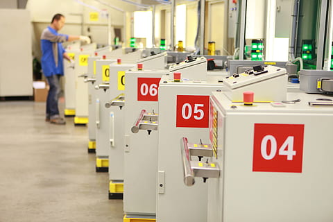 továrna, úkon, nástroj, obsazení, uvnitř, muži, průmysl, technologie, pracovní, text, dospělý, bezpečnostní, podnikání, stojící, box, v řadě, architektura, lidé, samci, ochrana, bezpečnost, maloobchodní, 4K, CC0, veřejná doména, bez autorských práv
