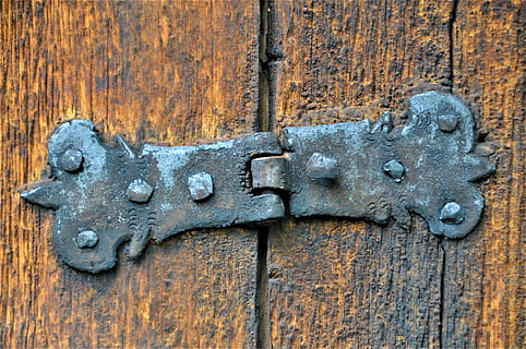 hængsel, gammel, dør, rustfri, træ, rusted, gamle dør, forvitret, antik, jern, metal, nitte, negle, tæt, træ - materiale, tæt på, låsen, rusten, indgang, sikkerhed, beskyttelse, låse, ingen mennesker, dag, tekstureret, fuld ramme, udendørs, nedgang, forringelse, 4K, CC0, offentligt domæne, royaltyfrie