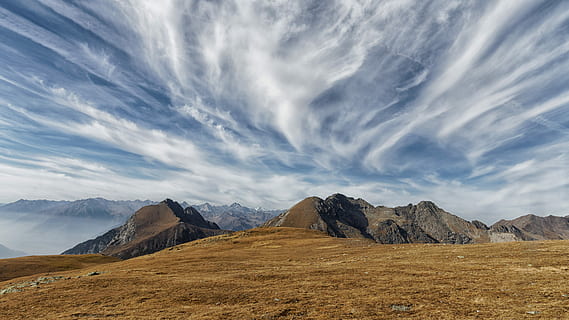 Brun, klint, ocean, afstand, ufrugtbar, jordformation, legeme, vand, hvid, skyer, bjergkæde, bjerg, overskyet, himmel, landskab, miljø, scenics - natur, sky - himmel, skønhed i naturen, natur, ingen mennesker, ro, rolig scene, klippe, idyllisk, udendørs, ikke-urbane scene, rock-objekt, jord, rejsemål, halvtørre, bjergtop, 5K, CC0, offentligt domæne, royaltyfrie