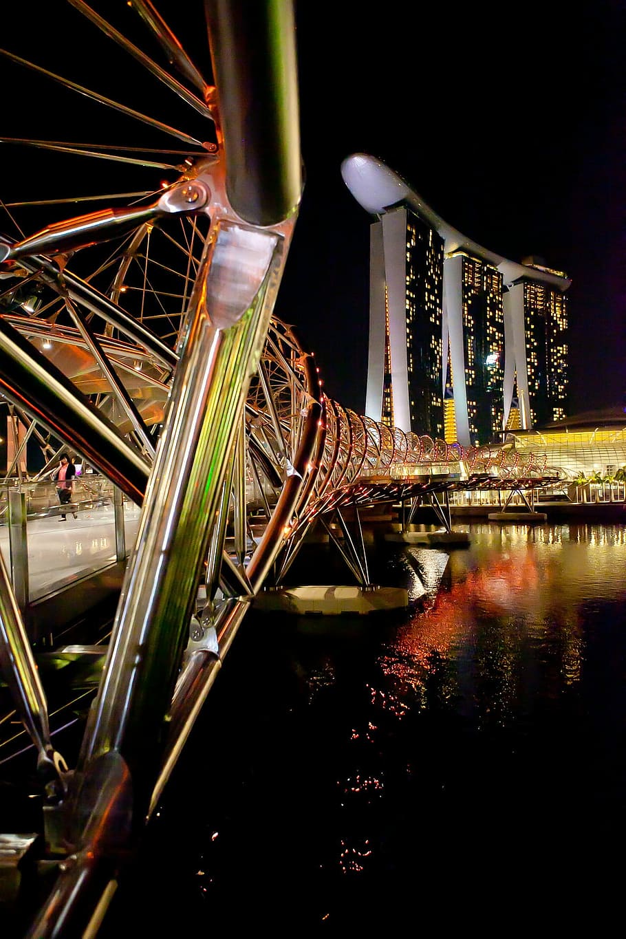 Marina Bay Sands, durant el dia, nit, il·luminat, lloc famós, escena urbana, arquitectura, reflexió, vespre, ciutat, destinacions de viatge, a l'aire lliure, muntanya russa, exterior de l'edifici, estructura construïda, aigua, riu, cap gent, connexió, metall, Parc d'atraccions, davant del mar, cultura i entreteniment artístic, naturalesa, transport, pont, acer, aliatge, vida nocturna, 1080P