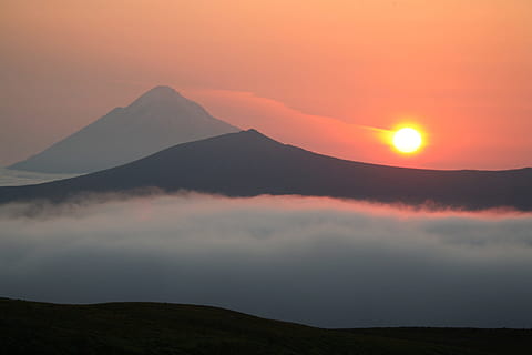 volcà, posta de sol, tarda, muntanyes, Kamchatka, península, paisatge, naturalesa, viatge, boira, turisme, núvols, els últims rajos, cel taronja, estiu, altiplà de muntanya, espai obert, pendents, bellesa a la natura, muntanya, escenics - natura, escena tranquil·la, cel, tranquil·litat, medi ambient, cap gent, idíl·lic, escena no urbana, Serra, sol, silueta, majestuós, a l'aire lliure, núvol - cel, aigua, cim de muntanya, cel romàntic, 1080P, CC0, domini públic, lliure de regalies