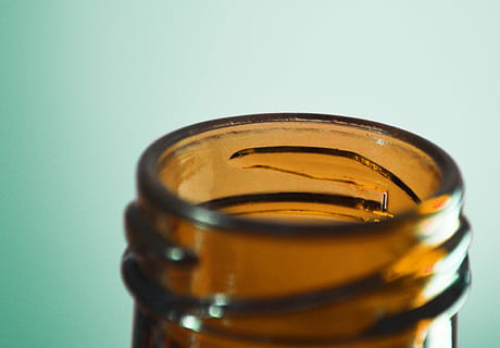 messa a fuoco, grande, focalizzata, girato in studio, avvicinamento, in casa, bere, rinfresco, sfondo colorato, nessuno, cibo e bevande, vetro - materiale, alcool, natura morta, copia spazio, messa a fuoco selettiva, singolo oggetto, tavolo, bicchiere, Aperto, legno - materiale, vista dall'alto, sfondo blu, 4K, CC0, dominio pubblico, privo di copyright