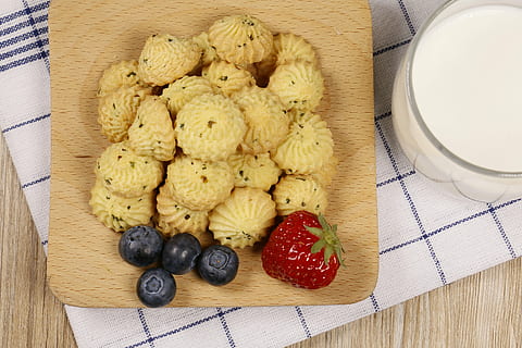 horneando, un pan, galletas, Leche, arándano, comida y bebida, adentro, comida, frescura, vista de alto ángulo, Fruta, nadie, de cerca, alimentación saludable, comida dulce, bienestar, fruta de baya, mesa, naturaleza muerta, material de madera, beber, desayuno, refresco, directamente arriba, fresa, Galleta, bocadillo, cuchillo de mesa, 5K, CC0, dominio público, libre de derechos