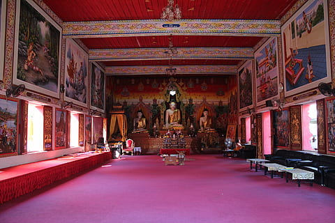 bouddhiste, temple, intérieur, complexe de temples, temple bouddhiste, sanctuaire, religion, bouddhisme, architecture, spiritualité, Asie, temple - bâtiment, des cultures, Bouddha, croyance, structure construite, lieu de culte, représentation humaine, bâtiment, représentation, à l'intérieur, art et Artisanat, sculpture, statue, personne, ressemblance masculine, la créativité, le passé, l'histoire, colonne architecturale, idole, étape, 5K, CC0, domaine public, libre de droits