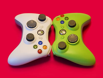 wit, groen, xbox gamepads, bedieningshendel, controleur, Xbox 360, framboos achtergrond, gekleurde achtergrond, studio opname, binnenshuis, geen mensen, groene kleur, multi gekleurd, detailopname, stilleven, uitknippen, rood, plastic, groep objecten, twee objecten, technologie, geel, keuze, variatie, rode achtergrond, zij aan zij, tafel, vergelijking, 4K, CC0, publiek domein, royaltyvrij