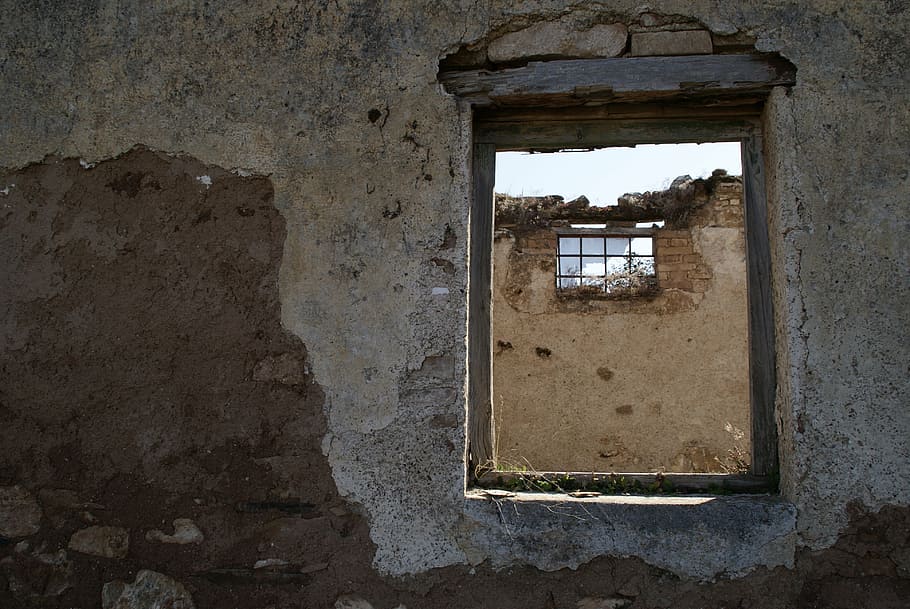 casa de formigó gris, finestra antiga, ruïnes, finestra, abandonament, edifici antic, casa antiga, casa abandonada, abandonat, vell, espatllat, antiga ruïna, arquitectura, aixafar, deteriorament, resistent, mal estat, funció de construcció de parets, estructura construïda, cap gent, dia, obsoleta, edifici, història, declivi, exterior de l'edifici, el passat, a l'aire lliure, arruïnat, concret, 4K