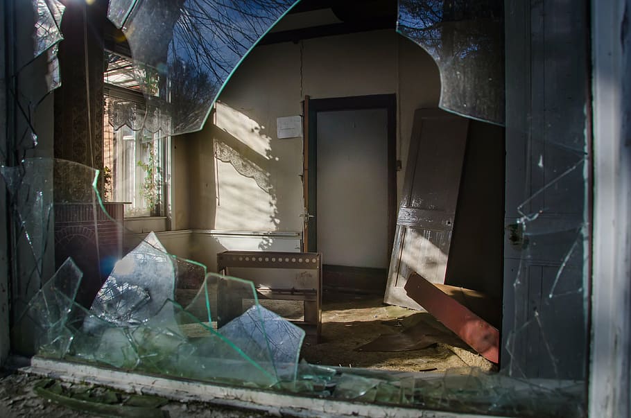 knust, glas vinduesglas, ødelagt, værelse, hus, tom, forlader, gammel, forladt, årgang, gået i stykker, glas, vindue, kig, sol, squats, hjemsøgt, ruin, uhyggelig, dør, struktur, ingen, henfald, junk, alderen, forældet, arkitektur, beskadiget, bygget struktur, bygning, dag, dårlig stand, indendørs, ingen mennesker, kørt ned, rodet, nedgang, ødelæggelse, forringelse, natur, snavset, nedrevet, breaking, 4K