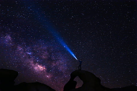 galáxia, foto da silhueta, pessoa, de pé, Rocha, foto, homem, luz piscante, céu, fundo, noite, estrela - espaço, via Láctea, astronomia, Sombrio, azul, lua, espaço, constelação, natureza, música, silhueta, cultura artística e entretenimento, pessoas reais, campo de estrelas, Estrela, visão de baixo ângulo, scenics - natureza, beleza na natureza, iluminado, tranquilidade, infinidade, Ciência, ao ar livre, espaço e astronomia, 5K, CC0, domínio público, royalty free