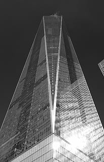 la torre de Willy, edifici gris, gratacels, vidre, finestra, reflexió, edifici, torre, nit, fosc, cel, ciutat, urbà, centre de comerç mundial, nova York, financers, Manhattan inferior, estructura construïda, arquitectura, exterior de l'edifici, exterior d’edifici d’oficines, alta - alta, vista d’angle baix, modern, oficina, cap gent, destinacions de viatge, naturalesa, turisme, a l'aire lliure, districte financer, 2K, CC0, domini públic, lliure de regalies