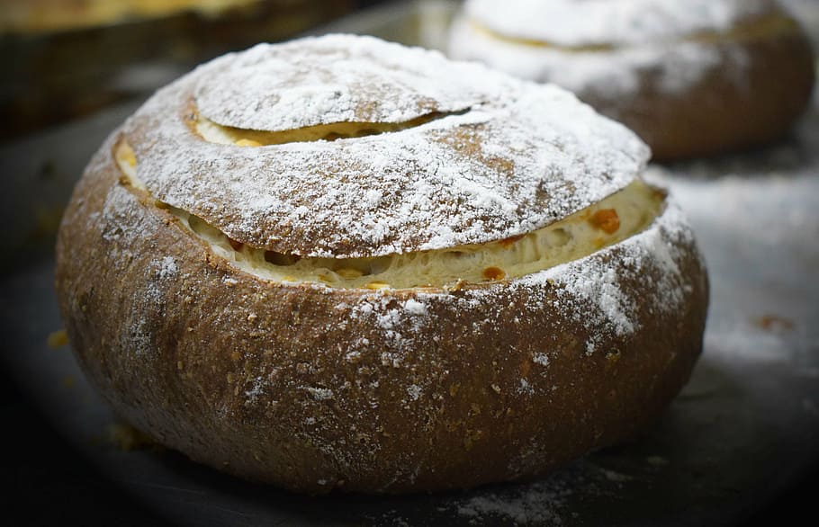 pane, il panificio, forno, cibo e bevande, cibo, avvicinamento, in casa, freschezza, nessuno, concentrarsi sulle conoscenze acquisite, natura morta, messa a fuoco selettiva, memorizzare, tavolo, pronto a mangiare, zucchero a velo, giorno, al forno, mangiare sano, benessere, cibo dolce, cibo francese, 5K