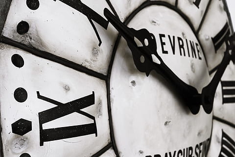 orologio, Vintage ▾, vicino, tempo, arredamento, testo, avvicinamento, fotogramma intero, nessuno, comunicazione, cultura artistica e intrattenimento, cartello, sceneggiatura occidentale, in casa, segnale di pericolo, giorno, sicurezza, modello, sfondi, metallo, concentrarsi sulle conoscenze acquisite, natura morta, lettera maiuscola, numero, graffiti, mano minuta, simbolo di avvertimento, 2K