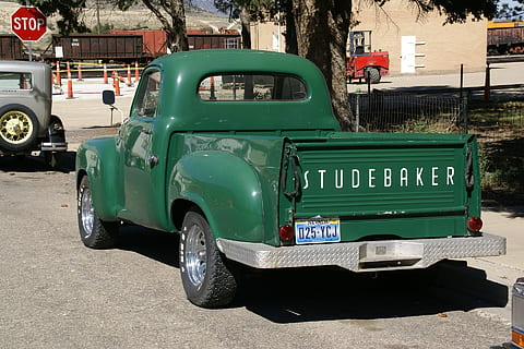 estudiant, recollida, ely, nevada, cotxe, clàssic, oldtimer, nostàlgia, vell, transport, camió, vehicle, retro, vintage, manera de transport, text, vehicle terrestre, automòbil, ciutat, color verd, carrer, carretera, guió occidental, comunicació, dia, cap gent, arquitectura, signe, viatjar, exterior de l'edifici, estacionari, llum solar, 1080P, CC0, domini públic, lliure de regalies