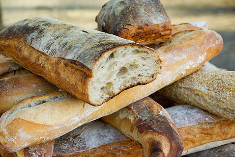 panes rebanados, un pan, mie, boulanger, palo, comida y bebida, comida, frescura, de cerca, naturaleza muerta, bienestar, nadie, alimentación saludable, rebanada de pan, adentro, horneado, centrarse en primer plano, elección, variación, vista de alto ángulo, apilar, marrón, rebanada, junquillo, bocadillo, comida francés, 4K, CC0, dominio público, libre de derechos