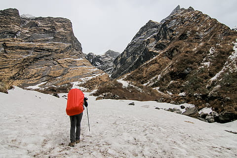 kold, sne, natur, himmel, eventyr, bagfra, backpacker, miljø, vandretur, vandrer, vandring, isnende, bjerg, bjergbestiger, person, klipper, stenet bjerg, sneklædte, snedækket, sten, trekking, vejr, vinter, fritidsaktivitet, fuld længde, kold temperatur, en person, scenics - natur, stående, livsstil, skønhed i naturen, rigtige mennesker, klippe, solid, udendørs, 5K, CC0, offentligt domæne, royaltyfrie