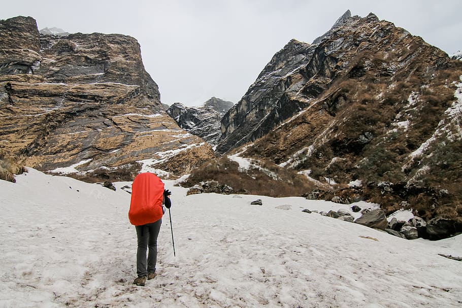 fred, neu, naturalesa, cel, aventura, vista posterior, motxillers, medi ambient, caminada, excursionista, senderisme, gelada, muntanya, alpinista, persona, roques, muntanya rocosa, nevat, pedres, trekking, temps, hivern, activitat d'oci, vista del darrere, longitud completa, temperatura de fred, una persona, escenics - natura, de peu, estils de vida, bellesa a la natura, persones reals, rock, sòlid, a l'aire lliure, 5K