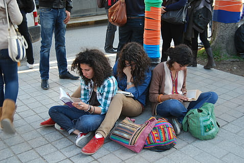 libro aperto, lettura, pagina, gruppo di persone, lunghezza intera, seduta, abbigliamento casual, donne, adulto, comunicazione, giovane adulto, architettura, giovani donne, messaggistica testuale, cellulare, tecnologia wireless, uomini, solidarieta, giovani uomini, persone accessorie, alunno, adolescente, invio, 4K, CC0, dominio pubblico, privo di copyright