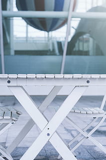 flach, fokus fotografie, Weiß, hölzern, Tabelle, Nahansicht, Foto, falten, Stuhl, Stühle, Struktur, Formen, Tag, keine Leute, Fokus auf den Vordergrund, gebaute Struktur, Metall, die Architektur, Geländer, Transportmittel, Transport, draußen, Wasser, Muster, Wasserfahrzeug, Sicherheit, Verbindung, Brücke - künstliche Struktur, Brücke, Schwimmbad, silberfarben, Luxus, 5K, CC0, gemeinfrei, lizenzfrei