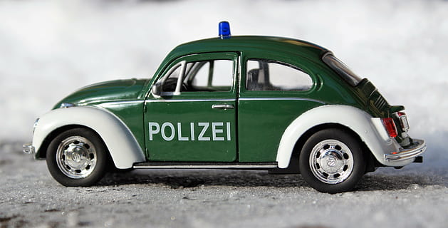 model de cotxe, automàtic, vw, oldtimer, model, vehicles, escarabat, la policia, neu, manera de transport, transport, automòbil, cotxe, ciutat, dia, carretera, estil retro, cap gent, vehicle terrestre, enfocament selectiu, carrer, signe, color verd, brutícia, viatjar, comunicació, a l'aire lliure, esport, govern, 4K, CC0, domini públic, lliure de regalies