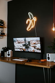 mein Schreibtischaufbau, schwarz, eben, Bildschirm Computer, Monitor, braun, Schreibtisch, Bildschirm, Computer, Licht, glühen, Banane, Neon-, hängen, Büro, Arbeit, Macbook Pro, Apfel, MacBook Setup, MacBook, Computertisch, Büroraum, PC-Setup, minimal, beleuchtet, Tabelle, keine Leute, Technologie, drinnen, Lichtanlage, Wohnraum, Kommunikation, Text, elektrische Lampe, Essen und Trinken, elektrisches Licht, Geschäft, Möbel, Zuhause, Kreativität, Wohngebäude, modern, 5K, CC0, gemeinfrei, lizenzfrei