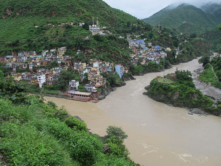 cases, riu, blanc, núvols, Índia, devprayag, confluència, bhagirathi, alakanda, ganges, muntanya, paisatge, cap gent, a l'aire lliure, arbre, naturalesa, arquitectura, estructura construïda, exterior de l'edifici, edifici, aigua, planta, barri residencial, vista d’angle alt, dia, ciutat, casa, color verd, terra, paisatge urbà, 2K