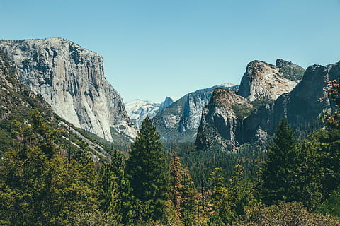 scenario di montagna, montagna, montanaro, nube, cielo, vertice, cresta, paesaggio, natura, valle, vista, viaggio, alberi, piante, all'aperto, Paesaggi, Parco Nazionale Yosemite, foresta, albero, roccia - oggetto, pianta, scenics - natura, bellezza nella natura, catena montuosa, ambiente, terra, scena tranquilla, roccia, albero di conifere, Pino, cielo sereno, la tranquillità, nessuno, destinazioni di viaggio, bosco di pini, formazione, picco di montagna, 5K, CC0, dominio pubblico, privo di copyright