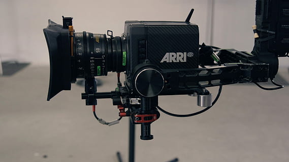 arri Videorecorder, flach, Fokussierlinse, schwarze Videokamera, Kamera, Linse, Videokamera, Ausrüstung, Technik, Fotografie-Themen, Studioaufnahme, Filmindustrie, Kunst, Kultur und Unterhaltung, Technologie, keine Leute, Kamera - Fotoausrüstung, drinnen, Nahansicht, Fokus auf den Vordergrund, schwarze Farbe, Dreharbeiten, Kommunikation, die Medien, Medienausstattung, Fotoausrüstung, Filmkamera, Studio, Stativ, Mikrofon, Bühne, Heimvideokamera, hinter den Kulissen, 5K, CC0, gemeinfrei, lizenzfrei