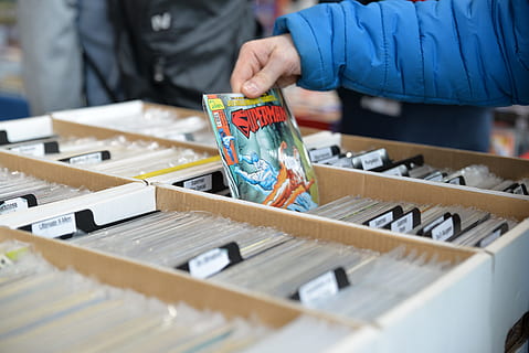 person, holding, superman, komisk, bok, tegneserie-konvensjon, Tegneserier, comic-con, konvensjon, bøker, utvalg, velge, surfing, nerd, skjønnlitteratur, mennesker, industri, butikk, pensel, maleren - artist, midsection, kunstner, menneskelig hånd, innendørs, kunst og Håndverk, én person, tre - materiale, selektiv fokusering, kreativitet, børste, ekte folk, maling, okkupasjon, utstyr, håndverket, dag, stor gruppe gjenstander, 5K, CC0, offentlig domene, opphavsrett gratis
