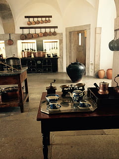 bucătărie, tacâmuri, bucătar, buget, masa, în interior, scaun, nici o persoana, camera de zi, arhitectură, acasă interior, mobila, sticla, absență, Afaceri, Acasă, lemn - material, echipamente de iluminat, recipient, casă, natură moartă, antic, lampă electrică, luxos, 2K, CC0, domeniu public, fără drepturi de autor