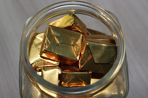 køkken, krydderier, bouillon, terninger, madlavning, aromatiske carbonhydrider, mad, spise, laver mad, sæson med, tæt på, metal, beholder, guldfarvet, indendørs, ingen mennesker, åben, høj vinkel visning, krukke, stilleben, glas - materiale, guld, bord, enkelt objekt, fokus på forgrunden, rigdom, mad og drikke, form, smykker, gennemsigtig, sølvfarvet, dåsemad, 5K, CC0, offentligt domæne, royaltyfrie
