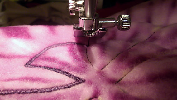 Nähen, Faden, Nadel, Stich, Nähmaschine, Stoff, Nahansicht, Präzision, Textil-, selektiver Fokus, drinnen, pinke Farbe, lila, Metall, Industrie, Kunst und Handwerk, Mode, Nähnadel, Textilindustrie, Vollbild, Hintergründe, Herstellungsausrüstung, silberfarben, 4K, CC0, gemeinfrei, lizenzfrei