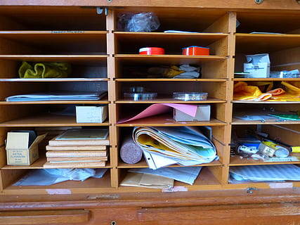 umělecké materiály, zobrazeny, dřevěný, regály, police, šuplík, obchod, úložný prostor, dokumentů, organizace, maloobchodní, odkládací přihrádka, výběr, uspořádání, variace, uvnitř, nikdo, velká skupina objektů, nosič, dřevo - materiál, stálý život, boty, na prodej, sbírka, v řadě, objednat, hojnost, zásobník, skříň, Prodej, 4K, CC0, veřejná doména, bez autorských práv