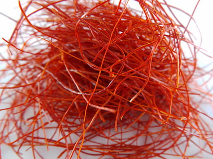 chili, ardei de chilli, condiment, ascuțit, ardei iute, alimente, mânca, a închide, nici o persoana, în interior, încurcat, complexitate, natură moartă, maro, fundal alb, selectiv, roșu, uscat, culoare portocalie, model, studio shot, zi, mancare si bautura, vedere în unghi mare, natură, 4K, CC0, domeniu public, fără drepturi de autor
