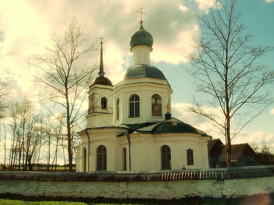 monestir, regió de pskov, temple, religió, espiritualitat, arquitectura, lloc de culte, exterior de l'edifici, cap gent, estructura construïda, cel, edifici, arbre, creença, arbre nu, núvol - cel, naturalesa, vista d’angle baix, planta, dia, a l'aire lliure, fletxa, 2K