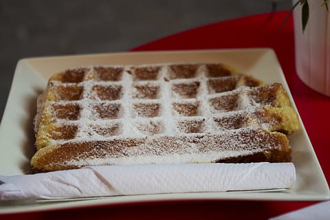 Waffel, Zucker, abstauben, Snack, Dessert, Süss, Belgier, köstlich, Lebensmittel, lecker, Glasur, gepudert, Bäckerei, Essen und Trinken, Süßes Essen, Nahansicht, drinnen, Frische, keine Leute, gebacken, fertig für den Verzehr, Fokus auf den Vordergrund, Stillleben, Kuchen, Genuss, selektiver Fokus, Scheibe, Tablett, Teller, Brot, Versuchung, 4K, CC0, gemeinfrei, lizenzfrei