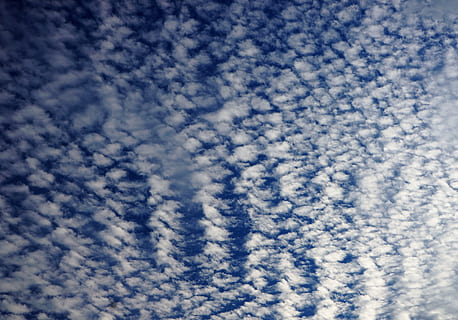 Wolken, Streifen, hoher Himmel, Decke, luftig, wolke - himmel, Hintergründe, keine Leute, Vollbild, Natur, Himmel, Wolkengebilde, Tag, weiße Farbe, Schnee, Winter, Muster, Schönheit in der Natur, kalte Temperatur, Szenen - Natur, Blau, draußen, abstrakt, Ruhe, abstrakte Hintergründe, Weichheit, Reinheit, 4K, CC0, gemeinfrei, lizenzfrei