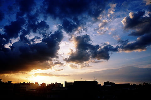 solnedgang, azurblå, Sky, aften, sol, himmel, aften, sol, silhuet, lys, billedvisning, sky - himmel, dramatisk himmel, cloudscape, arkitektur, bygning udvendig, bygget struktur, by, bygning, skønhed i naturen, natur, ingen mennesker, scenics - natur, boligområde, sollys, udendørs, ro, bybilledet, mørk, romantisk himmel, 4K, CC0, offentligt domæne, royaltyfrie