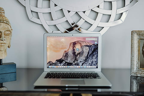 macbook argent pomme, argent, Apple MacBook, Pomme, ordinateur, macbook, carnet, portable, Mac, La technologie, ordinateur de bureau, la communication, l'Internet, Technologie sans fil, à l'intérieur, lien, table, personne, équipement informatique, meubles, clavier, bureau, clavier d'ordinateur, absence, journée, Voyage, réseau informatique, 5K, CC0, domaine public, libre de droits