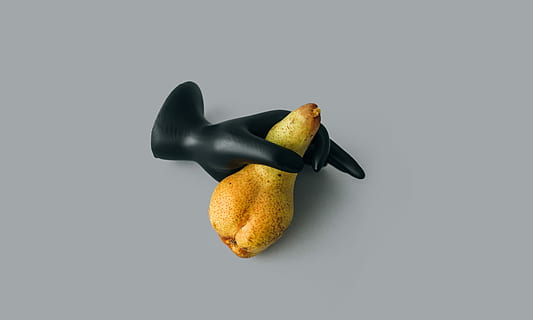 ungeporen: Birne, Gelb, Obst, schwarz, Schaufensterpuppe Hand, Birne, Hand, Modell-, halten, Studioaufnahme, Lebensmittel, Essen und Trinken, drinnen, keine Leute, gesundes Essen, Darstellung, Kreativität, Banane, Wohlbefinden, Humor, ausgeschnitten, kopieren sie platz, Stillleben, grau, weißer Hintergrund, Spaß, Nahansicht, 5K, CC0, gemeinfrei, lizenzfrei