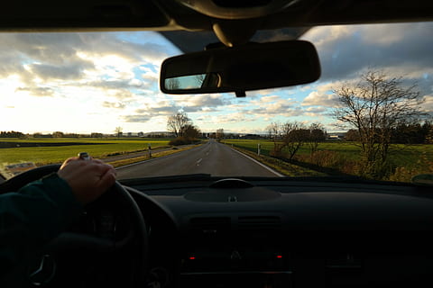 vei, exit, kjøre, frontrute, tur, mer, sjåfør, bakspeilet, landskap, hånd, ratt, styre, bil, transport, reise, kjøring, transportmiddel, motorkjøretøy, bilinteriør, bil interiør, glass - materiale, land kjøretøy, gjennomsiktig, himmel, sladrespeil, én person, innendørs, natur, tre, 5K, CC0, offentlig domene, opphavsrett gratis