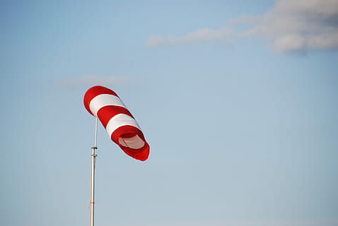 Windfahne, Wetterfahne, Wind, rot, Flagge, Himmel, keine Leute, Tag, klarer Himmel, Natur, Blau, Flachwinkelansicht, kopieren sie platz, Patriotismus, gestreift, Umgebung, draußen, Zeichen, Kommunikation, weiße Farbe, sonnig, 4K, CC0, gemeinfrei, lizenzfrei