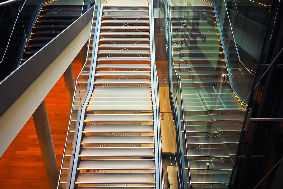 gris, beix, escales, arquitectura, endins, edifici, modern, disseny d'interiors, düsseldorf, interior, gradualment, emergència, escala, barana, pas d’escala, pujar, baixar, poc a poc l'arquitectura, treppengeländer, metall, duplicació, impecable, construcció, passos i escales, estructura construïda, cap gent, a l'interior, vista d’angle alt, patró, escala mecànica, dia, repetició, absència, comoditat, connexió, el camí a seguir, color taronja, 4K